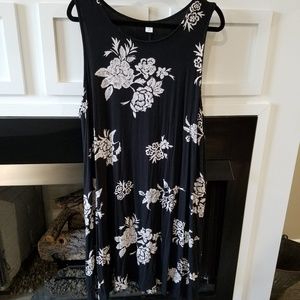 Size XXL - black and white floral print dress